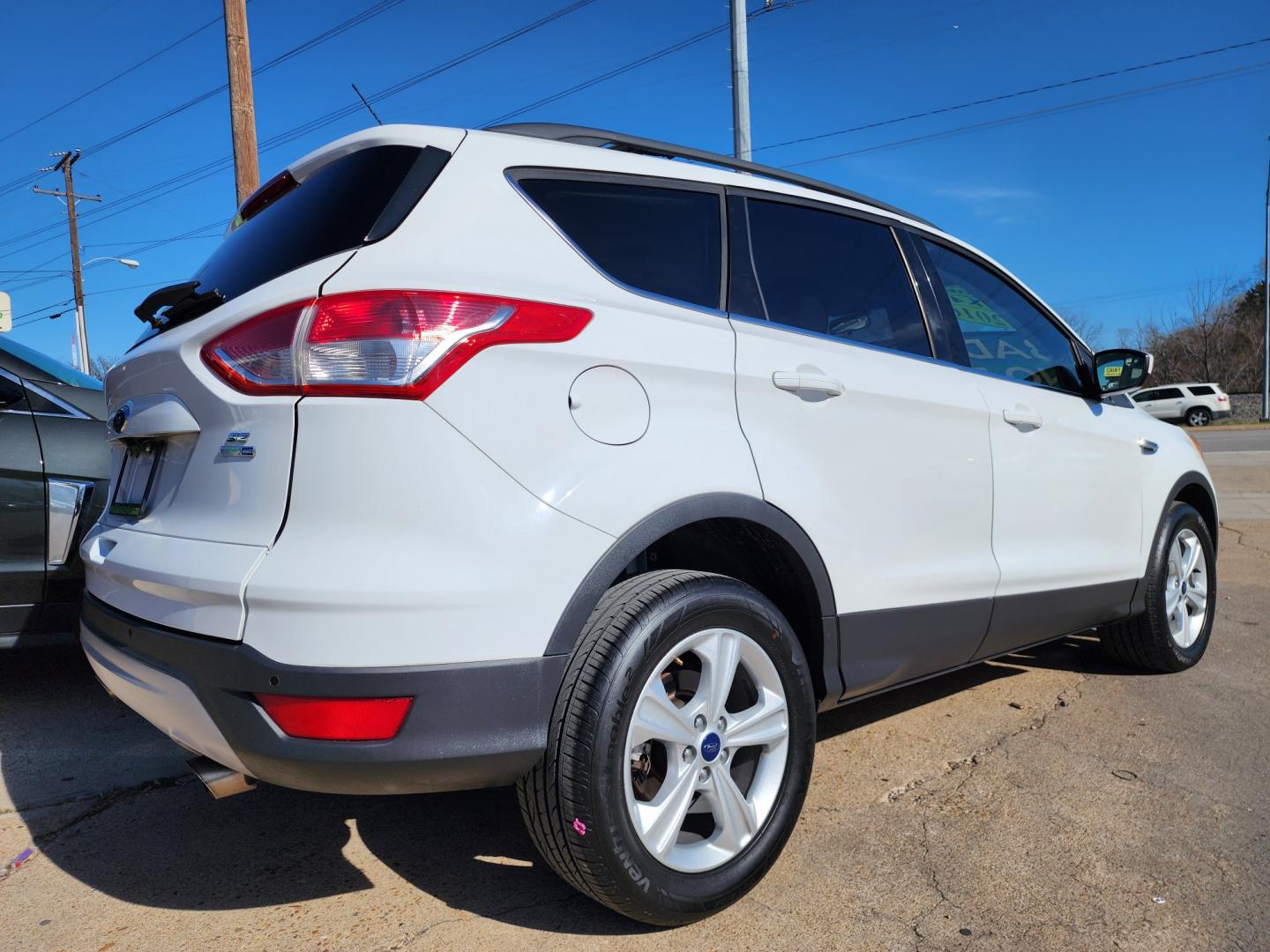 2016 WHITE Ford Escape SE (1FMCU9GX6GU) with an 1.6L L4 DOHC 16V engine, 6-Speed Automatic transmission, located at 2660 S.Garland Avenue, Garland, TX, 75041, (469) 298-3118, 32.885551, -96.655602 - Welcome to DallasAutos4Less, one of the Premier BUY HERE PAY HERE Dealers in the North Dallas Area. We specialize in financing to people with NO CREDIT or BAD CREDIT. We need proof of income, proof of residence, and a ID. Come buy your new car from us today!! This is a Super Clean 2016 FORD ESCAP - Photo#3